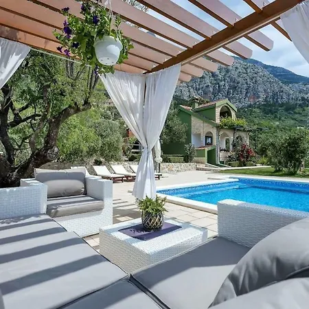 Holiday Mendula